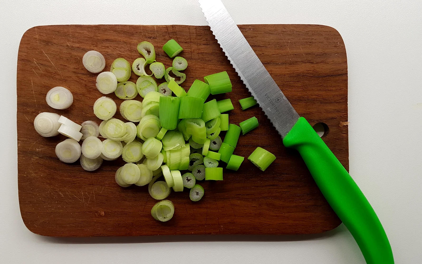 Técnica de cuchillo en una tabla de cocina